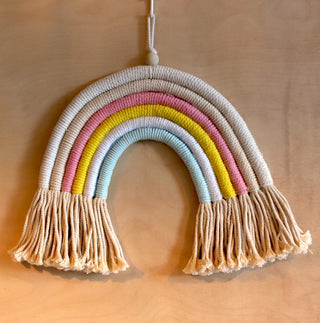 Arc-en-ciel en macramé avec prénom à personnaliser - Un grand marché Arc-en-ciel en macramé avec prénom à personnaliser - Un grand marché